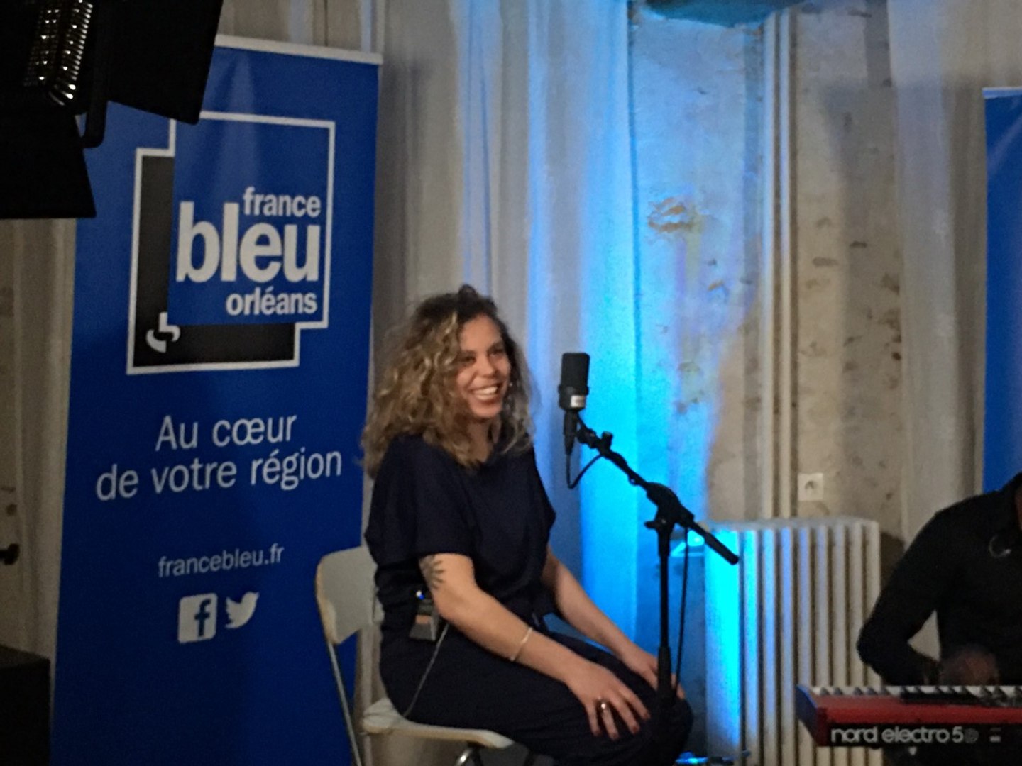 Concert Mars au féminin : Jean-Michel, auditeur de France Bleu Orléans  reçoit Éléonore dans son salon - Vidéo Dailymotion