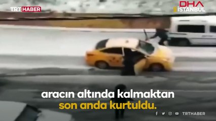 Download Video: Kayan taksiyi elleriyle durdurmaya çalıştı