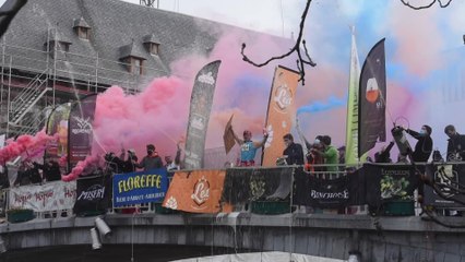 Manifestation de l'horeca à Namur : des fûts de bière déversé dans la Sambre