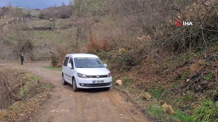 Zonguldak'ta meydana gelen heyelan iki mahalleye giden yolu kapattı