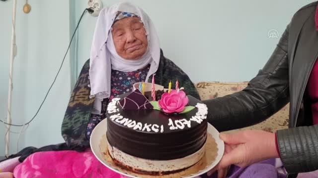 107 yaşına giren şehit annesine sürpriz doğum günü kutlaması yapıldı