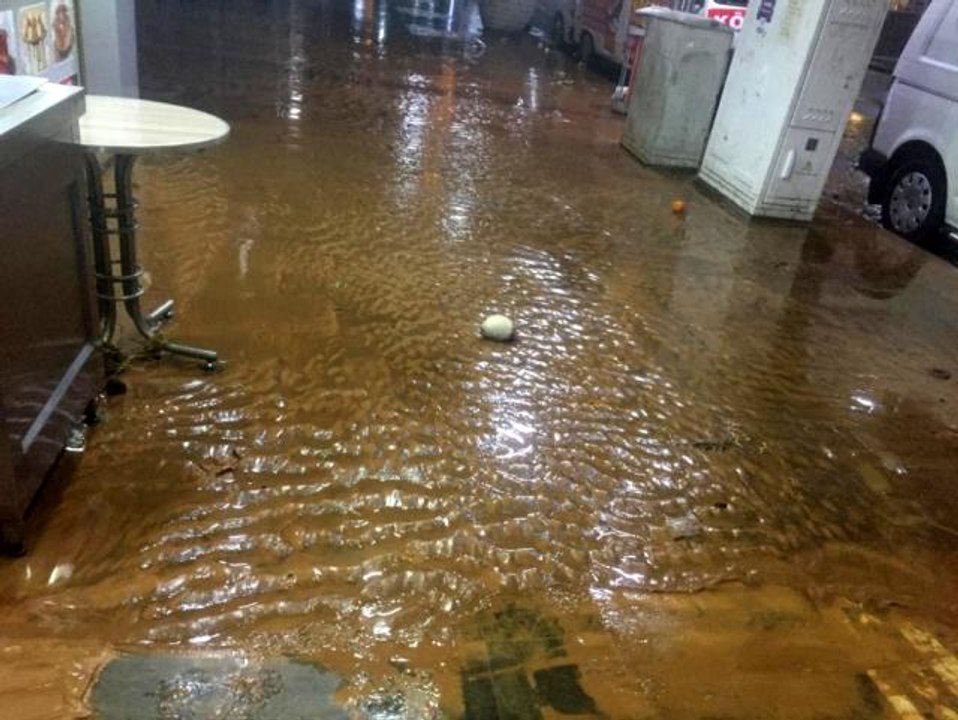 Silvan'da aşırı yağış nedeniyle birçok iş yerini su bastı