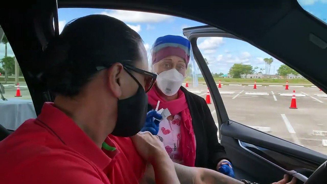 Elvis Crespo recibe la primera dosis de la vacuna anticovid