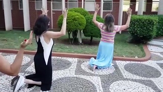 Fiéis fazem oração em frente à hospital 2-2