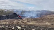 Una estación mide junto al volcán el flujo de lava que sigue saliendo desde que el pasado viernes entrara en erupción