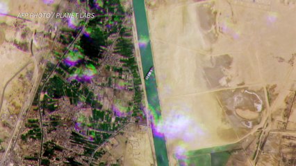 Suspenden temporalmente navegación en Canal de Suez por buque encallado