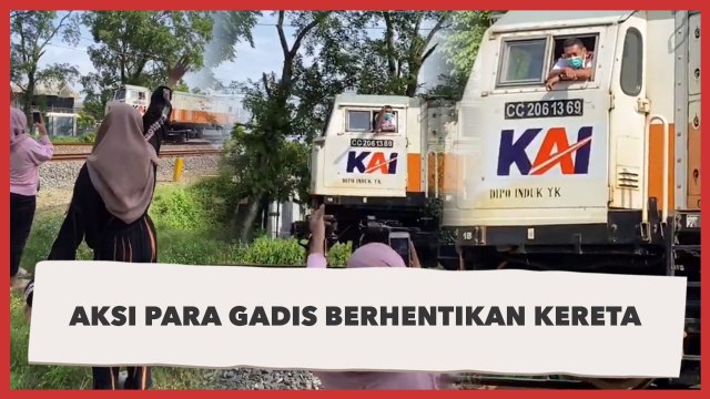 Bukan Berhentikan Angkot, Aksi Gadis-gadis Ini Berhentikan Kereta Api