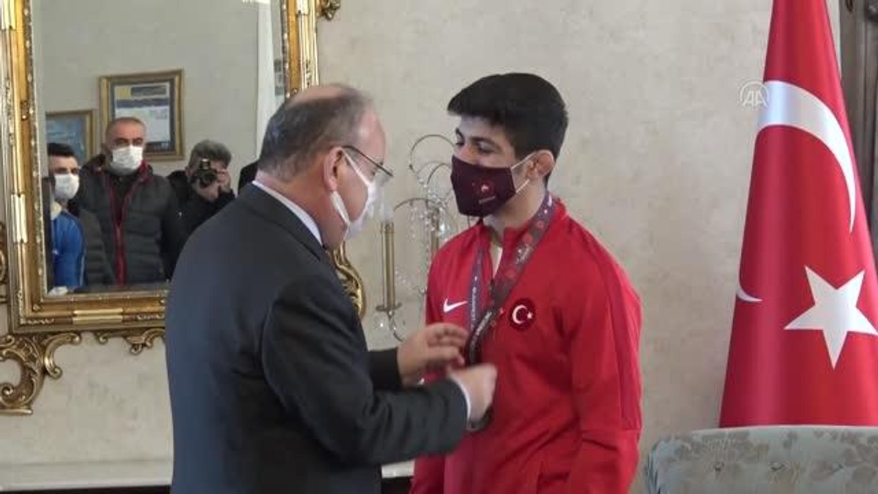 Olimpiyat kotası alan milli sporcu Kerem Kamal, "efsane güreşçi" olarak anılmak istiyor