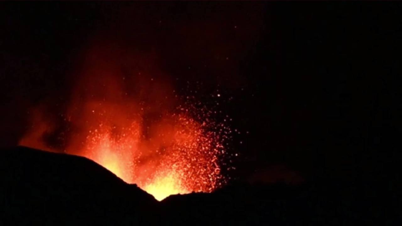 People Are Cooking Hot Dogs on an Erupting Volcano in Iceland