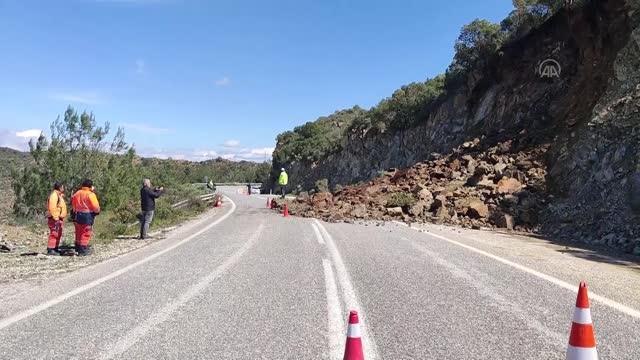 Marmaris-Datça kara yolunda toprak kayması