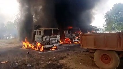 नक्सलियों का उत्पात: सड़क निर्माण में लगे 17 वाहनों को किया आग के हवाले