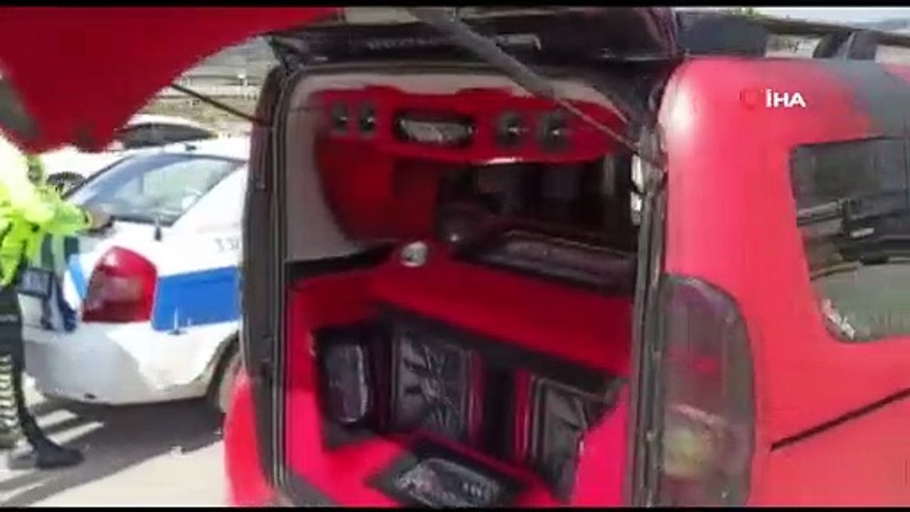 Denetlemeye takılan aracın ses sistemi polisi şaşkına çevirdi
