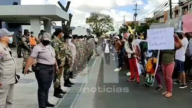 Exempleados de Obras Públicas protestan semidesnudos en demandan prestaciones