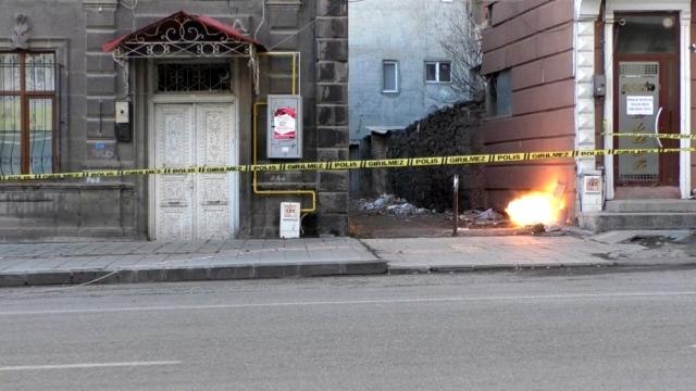 Kars'ta şüpheli çanta fünye ile patlatıldı