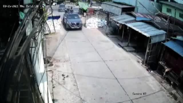 Son dakika... Güvenlik güçlerinin göstericiyi darp anı güvenlik kamerasına yansıdı