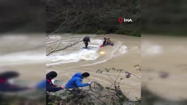 Derede can pazarı...Azgın sularda mahsur kalan 3 genci kurtarmak için vatandaşlar seferber oldu