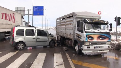 Aksaray’da hafif ticari araçla kamyonet çarpıştı: 3 yaralı
