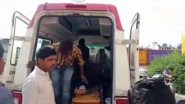 शाहजहांपुर : बाइक और ई रिक्शा की जोरदार टक्कर,ई रिक्शा चालक की हालत को गंभीर