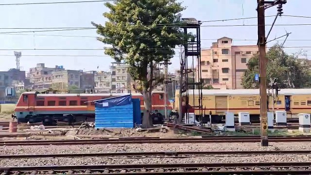 Two Trains Parallel Crossing at Same time __ Howrah Station