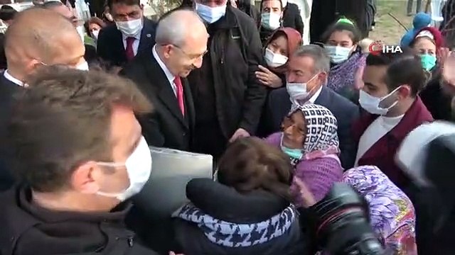 Kılıçdaroğlu'na Kurban olurum dedi, korumalar engelledi- Dengesini kaybeden bastonlu vatandaş yere düştü- Kırıkkale'ye gelen CHP Genel Başkanı...
