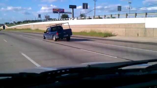 Il roule tranquillement... avec une roue en moins
