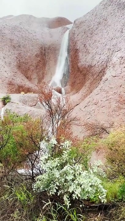Ayers Rock en plein désert Australien transformé en véritable chute d'eau pendant les inondations