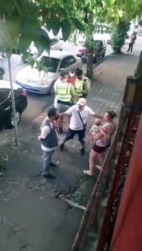 Fiscais apreendem produtos de vendedor ambulante em Divinópolis