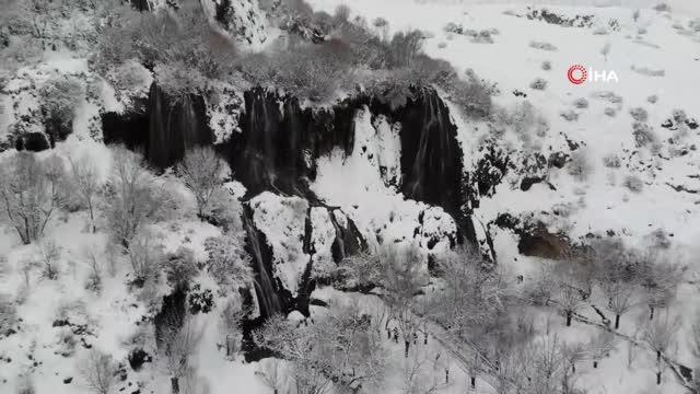 Karla yeniden beyaza bürünen Girlevik Şelalesi ziyaretçilerine görsel şölen sunuyor