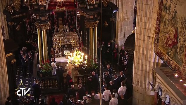 Papa Francesco prega davanti alla tomba di San Stanislao
