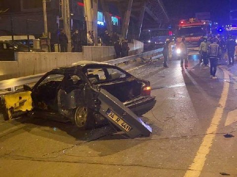 D100 KARAYOLU'NDA TRAFİK KAZASI OTOMOBİLDEN FIRLAYAN 1'İ KADIN 2 KİŞİ YARALI