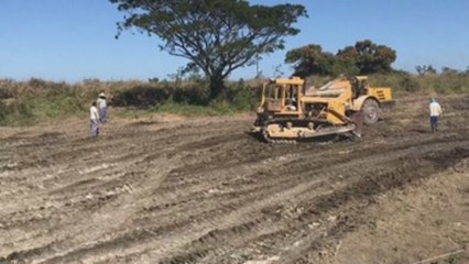 Un artista dibuja el infinito con una carretera en el centro de Cuba