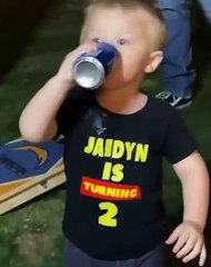 Un petit garçon bien intégré à la fête et il est amusant