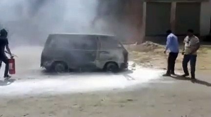 शाहजहांपुर: चलती वैन में अचानक लगी आग, विधायक पुत्र की सजगता से टला बड़ा हादसा