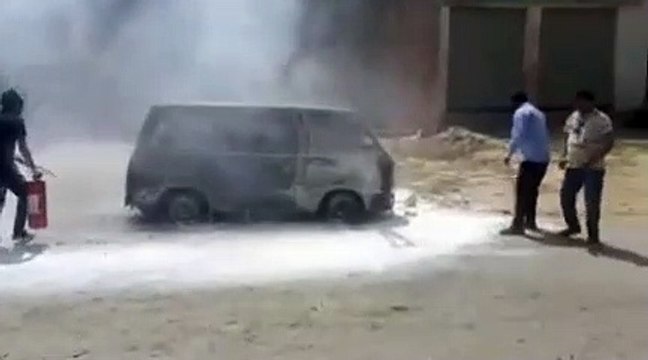 शाहजहांपुर: चलती वैन में अचानक लगी आग, विधायक पुत्र की सजगता से टला बड़ा हादसा