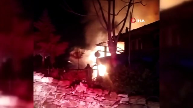 Bartın'da çıkan yangında ev ve ahır alevlere teslim oldu