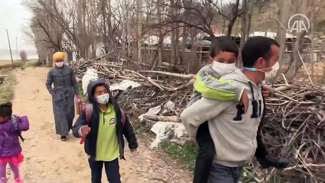 Fedakar baba, 10 yaşındaki engelli oğlunu okula sırtında taşıyor