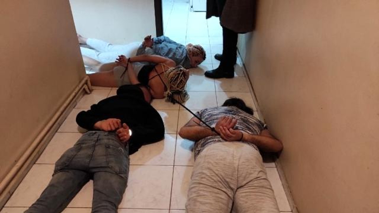 İlişki vaadiyle çağırdıkları kişileri gasp eden çeteye "Yarasa Kız" operasyonu: 115 gözaltı