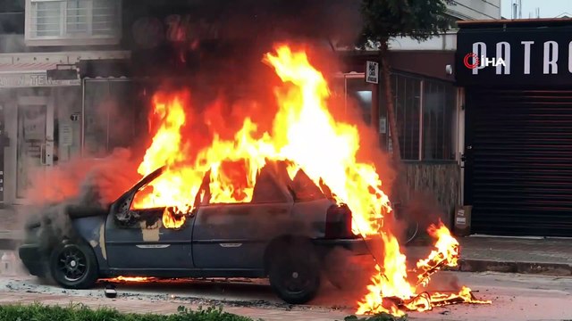 Seyir halinde otomobil alev alev yandı