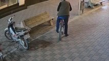 Bisiklet hırsızlığı güvenlik kamerasına yansıdı