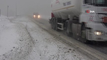 Bolu Dağı’nda kar yağışı ve sis etkili oluyor
