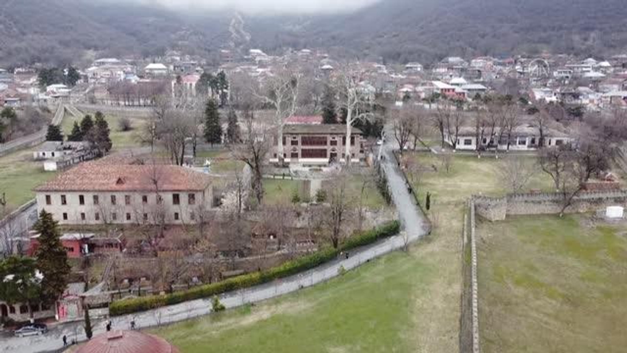 Azerbaycan'ın Dünya Kültür Mirası Listesi'ndeki Şeki Han Sarayı turist akınına uğruyor