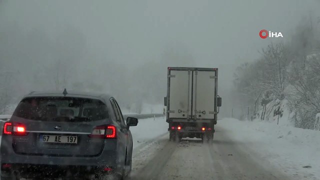 Araçlar yollarda kaldı, kar sürücülere zor anlar yaşattı