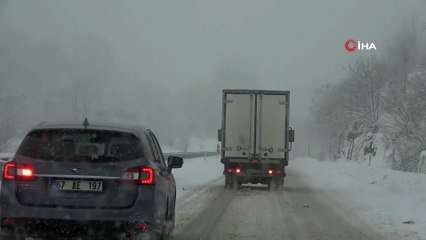 Araçlar yollarda kaldı, kar sürücülere zor anlar yaşattı