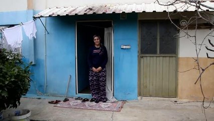 Bir kadın engelli eşine fedakarca bakıyor