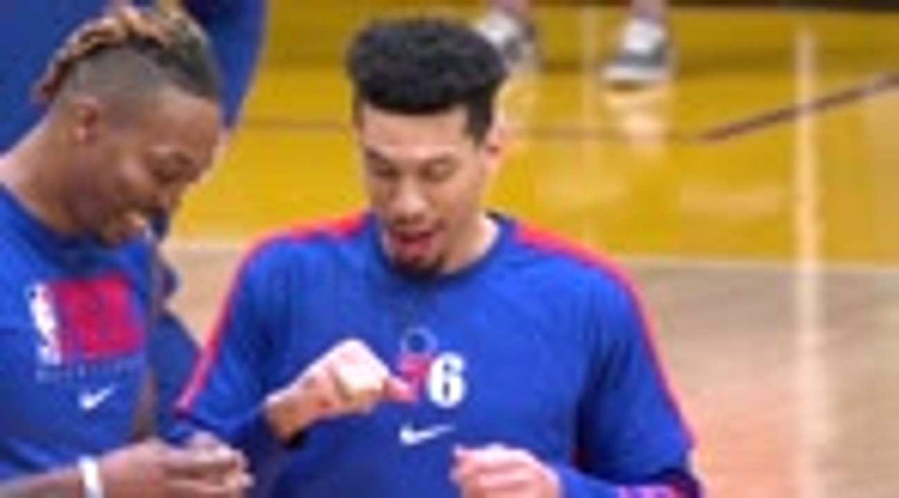 Howard gets ring, gets ejected on Lakers return