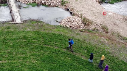 Engelli oğlunu sırtında taşıyarak okula götürüyor