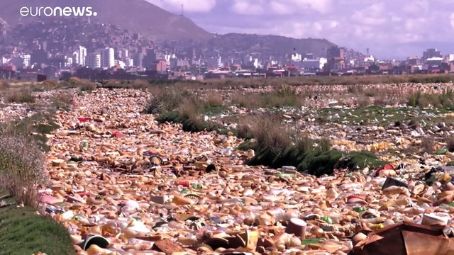 Bolivia | Un lago cubierto de plásticos y basura