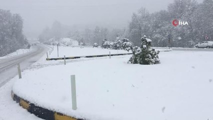 Bartın'da kar yağışının ardından araçlar yolda kaldı