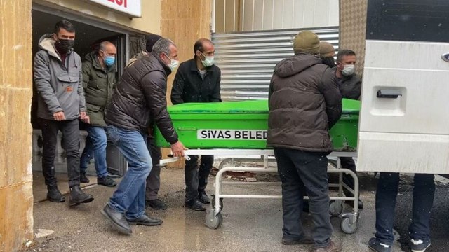 Babasını boğazından bıçaklayıp, öldürdü