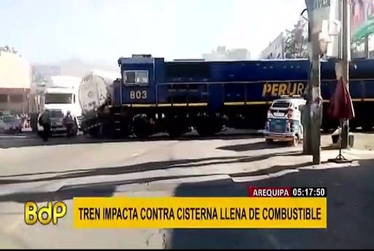 Arequipa: Tren choca con camión cisterna que transportaba combustible